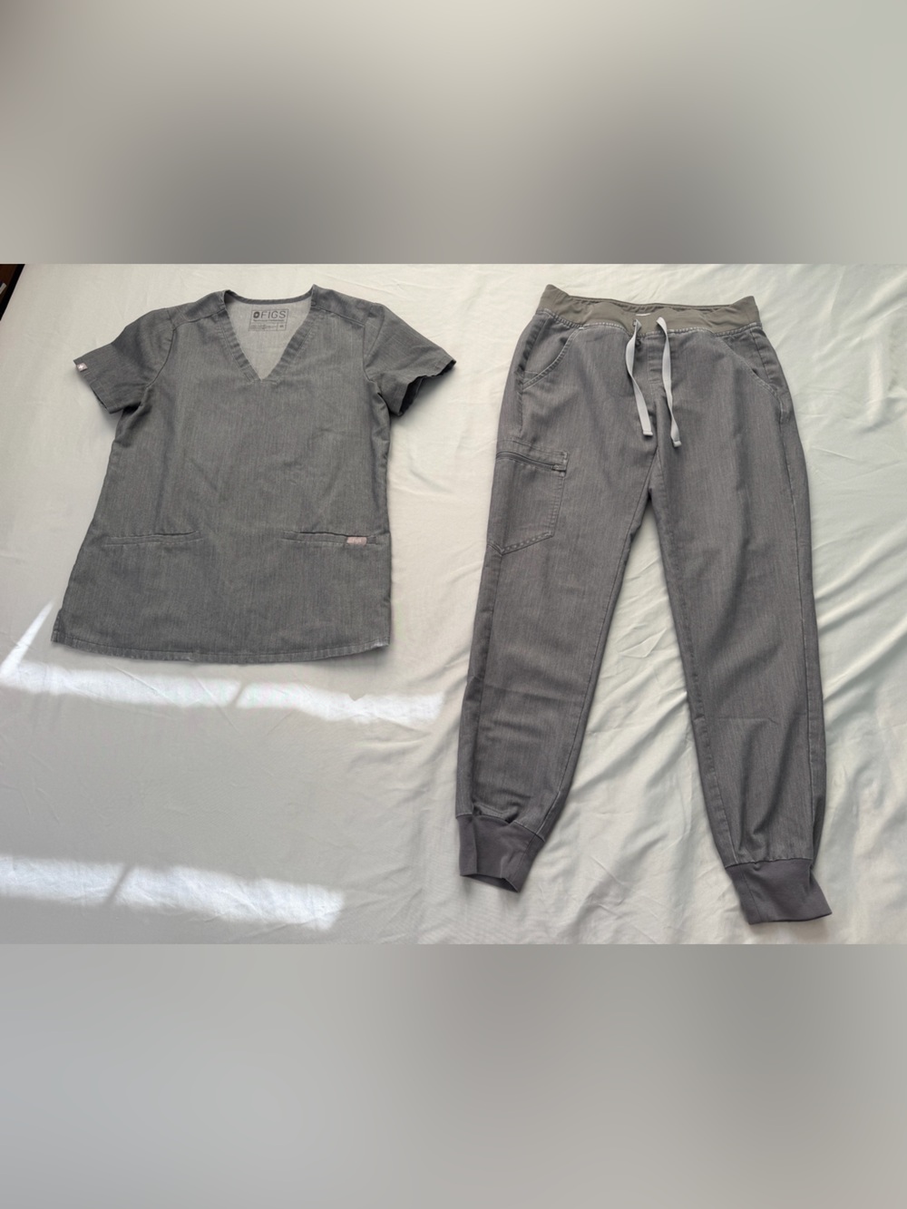 Figs Women’s Graphite Scrub Top and Jogger Pants Set